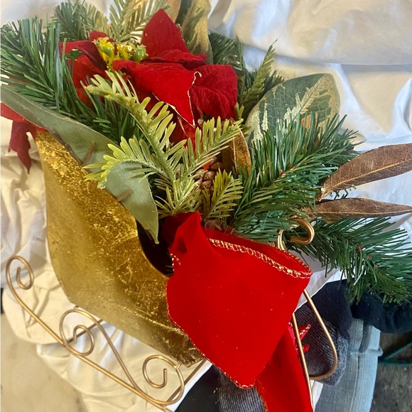 Nwt….table arrangement …. In gold sleigh….beautiful piece!!! - Picture 5 of 7